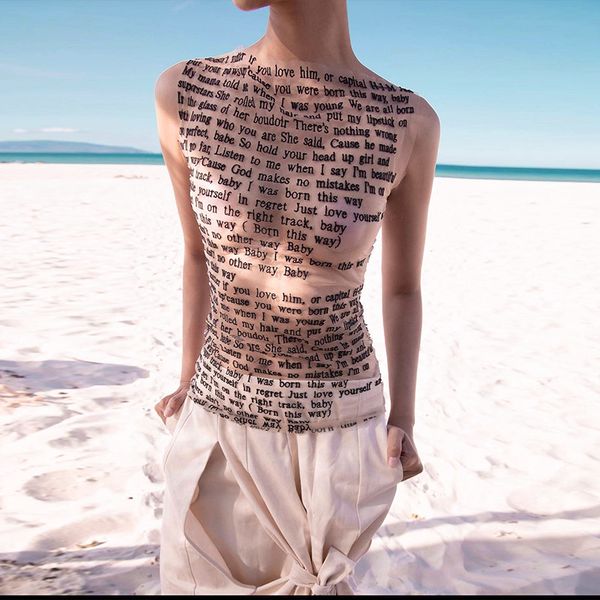 Kadın Tişörtleri Yaz Mesh Kadınlar İçin Mektup Baskı Üstleri Görmek 2023 Ey Boyun Kolsuz Sokak Bodycon Et Tee Kadın