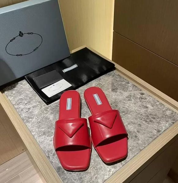 23S Luxurys Tasarımcıları Sandalet Fırçalanmış Deri Kadın Siyah İzleyiciler Yüksek Topuklu Pompalar Ters Üçgen Flip Flops Düz Slaytlar Ekran Baskısı Ayakkabı