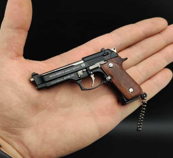 Arma brinquedos material de metal pistola modelo em miniatura 1 3 beretta 92f alça de madeira chaveiro artesanato pingente não pode atirar aniversário gi7317136