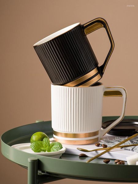 Tazze Tazza semplice dipinta in oro con coperchio cucchiaio Tazza da colazione in ceramica nordica in bianco e nero caffè di grande capacità 400 ml