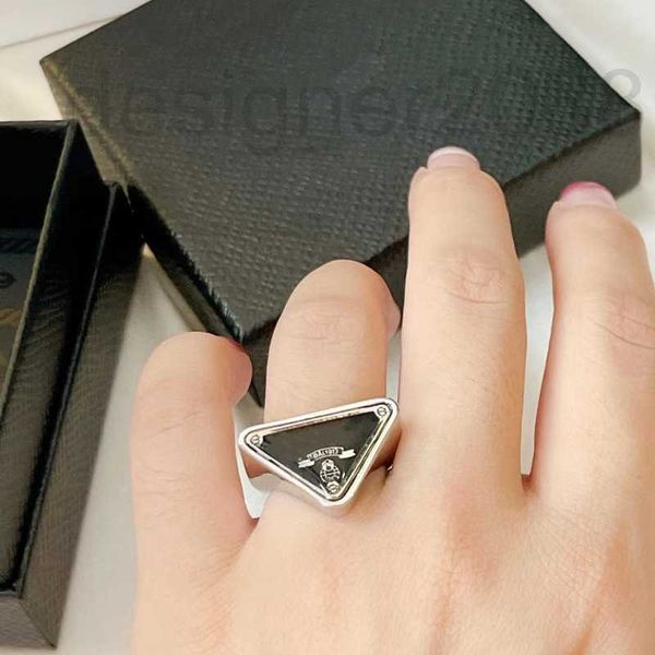 Designer de anéis de banda nova letra triângulo invertido masculino feminino casal moda versátil INS simples 6HFB