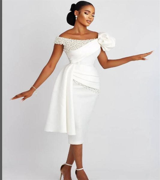 Bianco Aso Ebi Abito da sposa corto con perle Elegante guaina Lunghezza tè Nero Ragazze Boho Abiti da sposa 2023 Civil Beach Sposa Robe De Mariee 2023 vestido de noiva