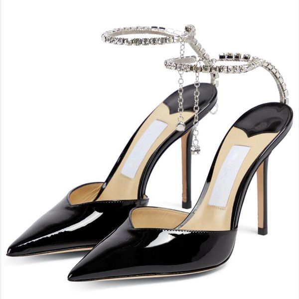 Fashion Summer Women Sandals London Pumps Saeda 100 мм в патентной коже Италия Горячая популярная черная заостренная конструкция хрустальной лодыжки дизайнер