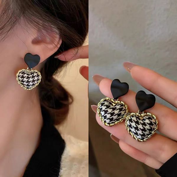 Nouveaux boucles d'oreilles carrées cardiaques à carreaux coréens pour femmes