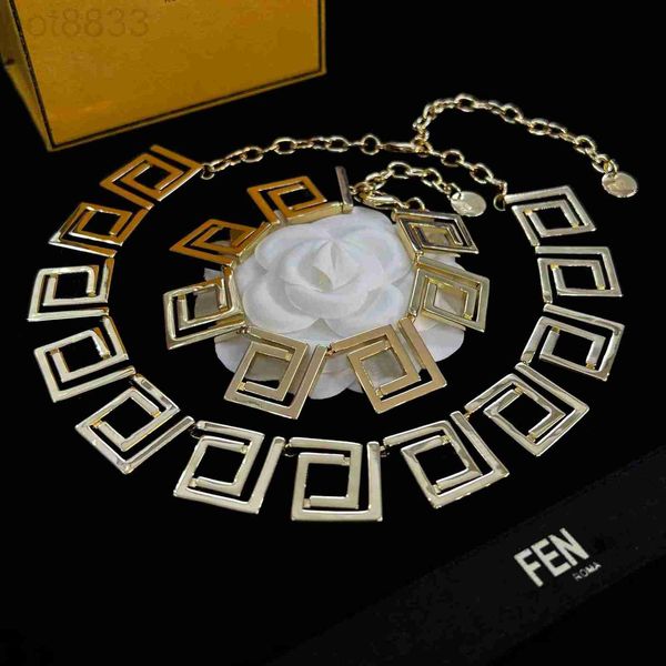 Armband Halskette Designer Labyrinth Halskette Buchstabe Übertrieben Gold Geprägt Kurzer Kragen Weibliche Messingverzierung LZGO