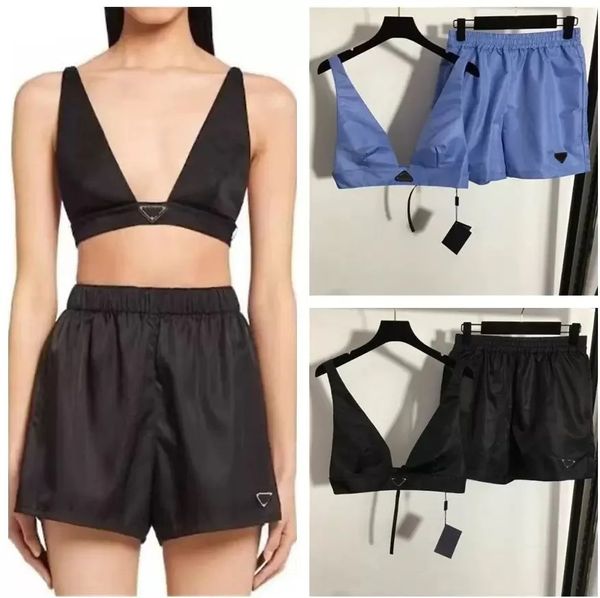 Mode Luxus Damen Trainingsanzüge Kleidung Zweiteiliges Kleid Hosen Set mit Dreieck Metall V-Ausschnitt Weste Mini Short Streetwear Fashion Crop Top Trainingsanzug