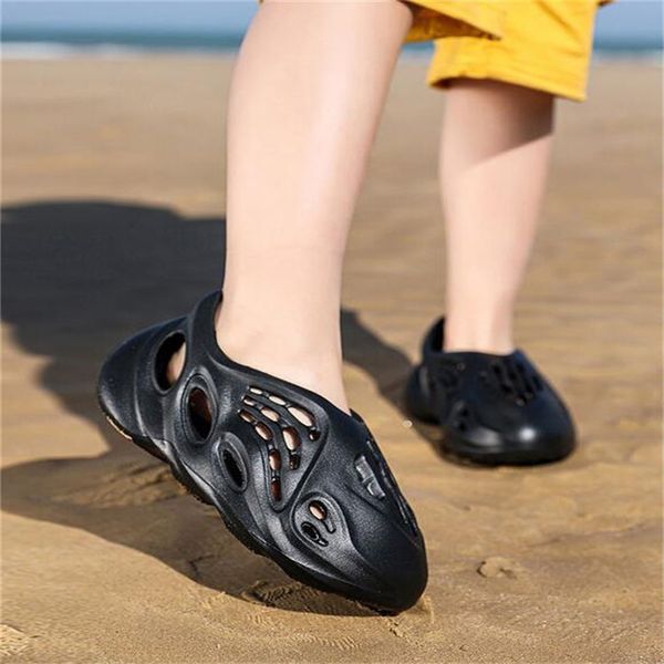 Sandali per bambini firmati Neonati maschi Scivoli da spiaggia estivi Pantofole slip-on in schiuma per bambini Scarpe leggere con punta chiusa