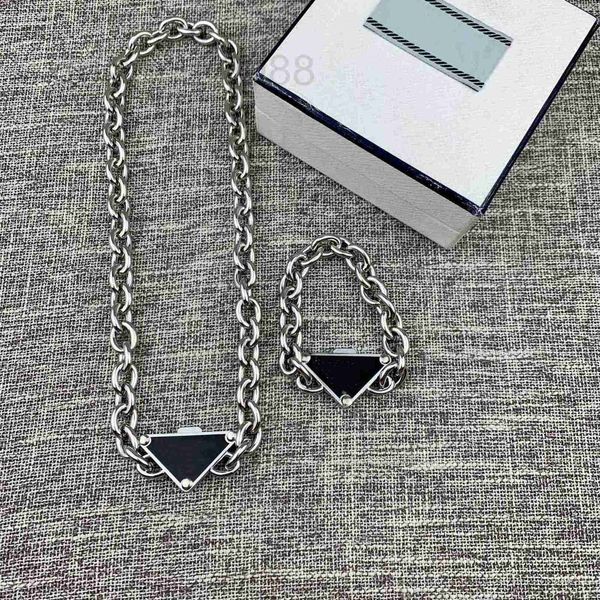 Пряди, струнные дизайнерские треугольные металлические этикетки подвесной ожерелье женская звездная личность Ins Cool Style Chailar new Xab2