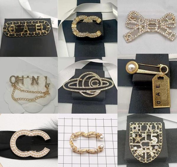 23ss 20estilo Marca Designer Broche Oco Letras De Alta Qualidade Alfinete Feminino Cristal Strass Pérola Pins Festa De Casamento Jóias De Metal Novo Estilo