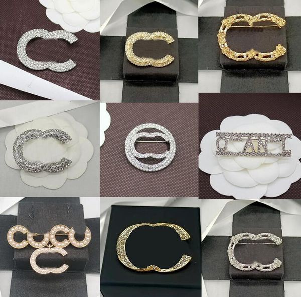 23ss 20style Brand Designer Lettera Spilla Lettere di alta qualità Pin Donna Strass di cristallo Perni di perle Festa di nozze Gioielli Accessori Nuovo stile