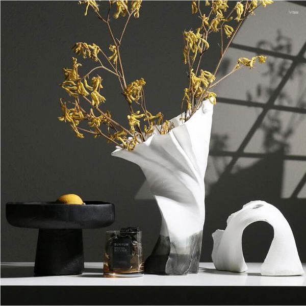 Vasen Modern Light Luxury Showroom Model Room Soft Decorations Home Bouquet Flower Arrangement Ceramic Art Torsion Arc Vase Decoration