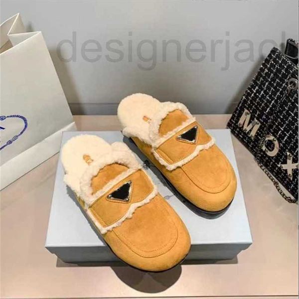 Slippers Designer Sandália Sapato Mulheres sapatos apartamentos não deslizam sapato externo Shearling Winter Triângulo quente Etiqueta de neve lã casual retro de luxo de luxo 9lx7