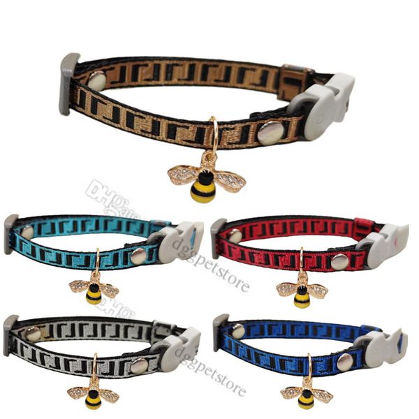 Collari per gatti di design con campanella e ciondolo a forma di ape con diamanti Collare per gattino in morbido nylon regolabile Collare per cani con motivo a lettere classico per ragazza Ragazzo Cucciolo di gatto Regali per animali domestici B92