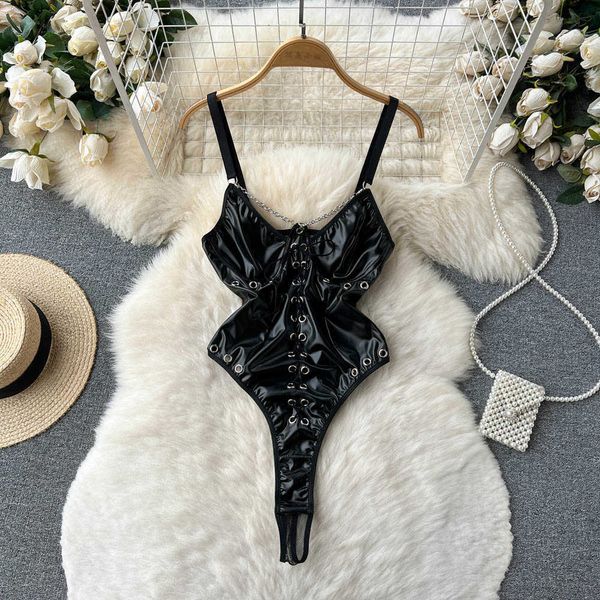 Nxy Fashion PU-Leder Sexy Bodysuits Strap V-Ausschnitt Cross Design Slim Strampler Damen Chain Mesh Backless Playsuits 230328