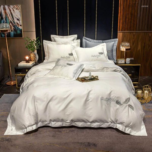 Set di biancheria da letto 2023 Ricamo in cotone a fiocco lungo Tinta unita Biancheria da letto in quattro pezzi Four Seasons Universal Light Luxury Style Bianco