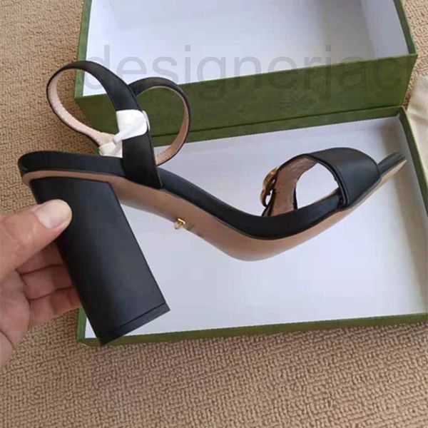 Sandalet Tasarımcı Yüksek Topuklu Kadınlar Sandal Su Geçirmez Platform Kalın Topuk Deri Moda Ayakkabıları Metal Toka Partisi Lüks Seksi Sandaletler Siyah Kayısı 4 Renkler 590V