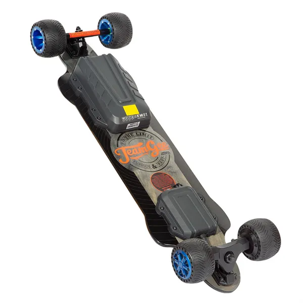 La fabbrica cinese vende skateboard elettrico a quattro ruote con batteria agli ioni di litio e lunga autonomia di crociera