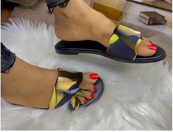 Flipers de moda plana Senhoras Europa e América 2023 Novos sandálias planas modelo para mulheres