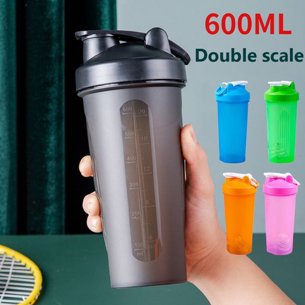 Garrafas de água 600 ml Proteína portátil Shaker Shaker Provo de vazamento para treinamento de ginástica Sport Mixing Cup com escala 230331