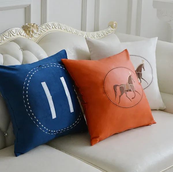 Federa per cuscino di lusso leggera all'ingrosso Modello di design Cuscino per divano arancione Cuscino per gilet ricamato di fascia alta in morbida pelle Hotel di lusso senza anima