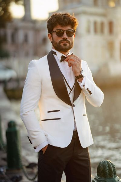 Smoking da sposa slim bianco boho 2023 per uomo scialle risvolto pantaloni in raso 3 pezzi cena abiti da festa da ballo groomsmen completo blazer fidanzato occasione formale gilet