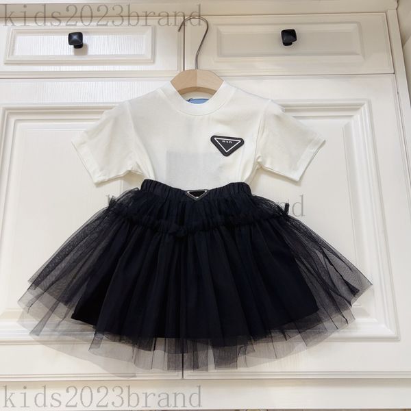 2023 lüks kız tutu elbise setleri siyah örgü etekler ile beyaz tişörtler iki adet set tasarımcı çocuk kısa etek elbiseleri yüksek son çocuklar yaz kek etek setleri