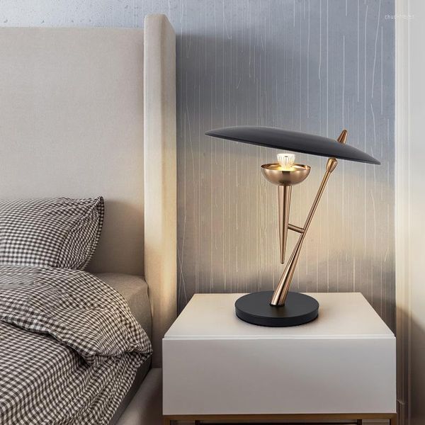 Lampade da tavolo Post Modern Karaoke Simple Fashion Galvanotecnica Hardware Camera da letto Soggiorno Designer Model Iron Lamp