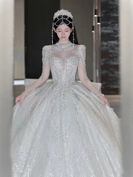 Luxus-Hochzeitskleid für die Braut. Funkelndes, glänzendes Kleid mit langen Ärmeln. Brautkleider. Arabische Dubai-Kathedrale-Schleppe. Maßgeschneidertes, rückenfreies, glitzerndes Sweep-Zug-Hochzeitskleid
