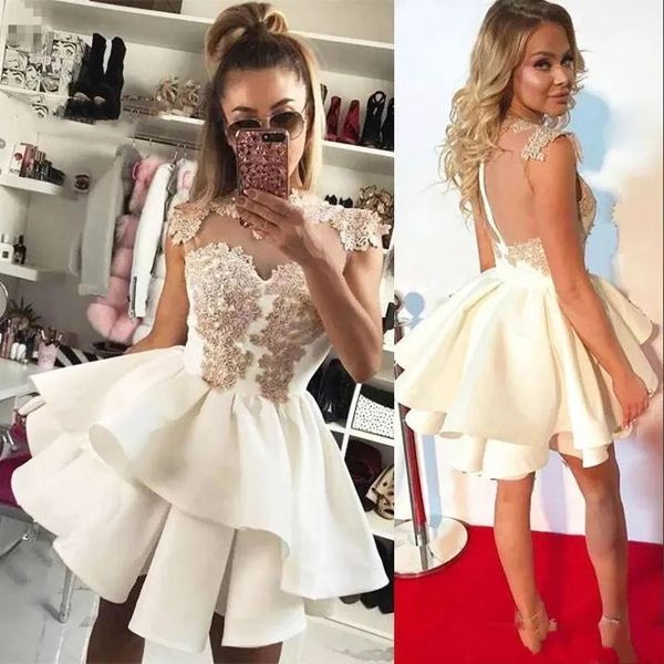 Abiti corti da ritorno a casa Appliques senza schienale bianchi Abiti da ballo con scollo a cuore Abiti da festa Principessa Plus Size Mini Compleanno Prom Abiti da cocktail party di laurea 19