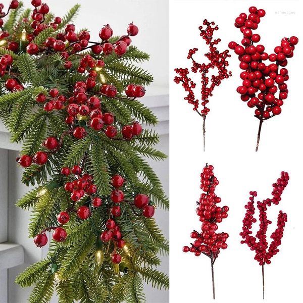 Flores decorativas 5pcs Bagas de Natal Pines ramificações de pinheiros artificial Decorações de árvores de grinaldas vermelhas para casas Mesa de festa de Natal Ornamentos