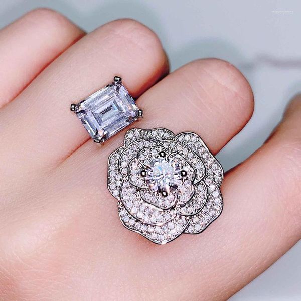 Fedi nuziali Anello di apertura del fiore della camelia di lusso con l'asimmetria quadrata dello zircone cubico Esagera i gioielli per le donne Cocktail Party Fashion