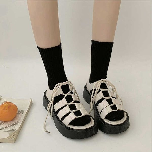 Сандалии женские сандалии летние новые полые британские стиль ретро-сандалии сплетены с закрытыми толстыми нижними римскими кружевными туфлями Женщины AA230502