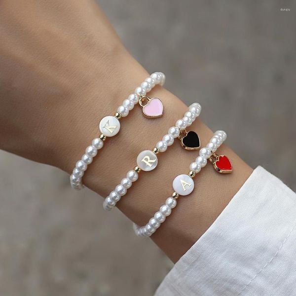 Bettelarmbänder 26 Initialen und farbiges Herzarmband für Frauen Klassisches 4 mm Nachahmungsperle Perlenschmuck Geschenk