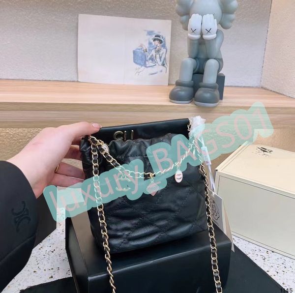 2023 Bolsa com cordão de marca de alta qualidade Bolsa feminina preta Mini bolsa de um ombro marca bolsa crossbody design de moda Couro bordado Lona Bolsa baguete portátil