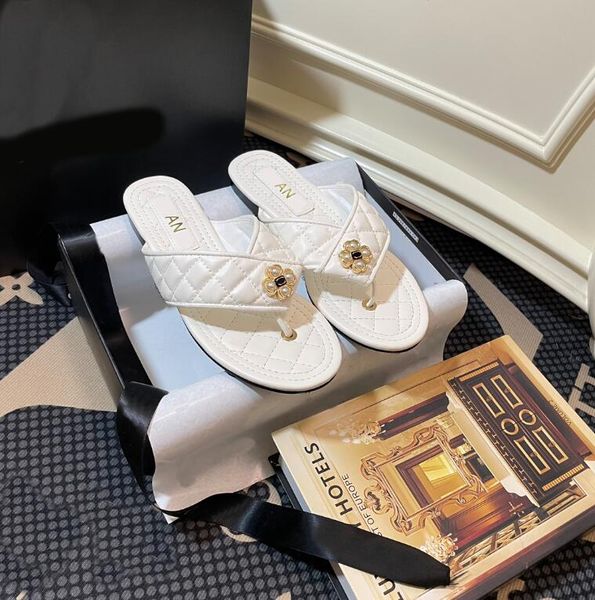 Designer-Mode-High-End-Luxus-2C-Briefclip-Sandalen der Sommerfrauen tragen den offiziellen Website-synchronen Innen-Update