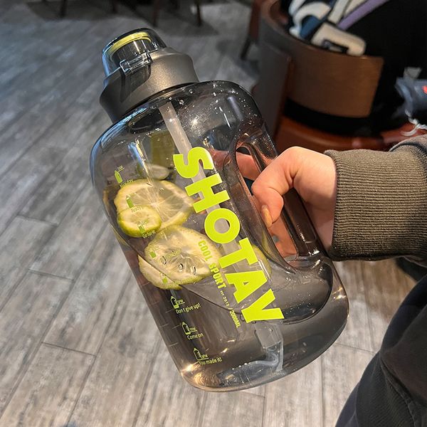 Tumblers 2-Liter-Wasserflasche mit Strohhalm, große tragbare Reiseflaschen für das Training, Sport, Fitnessbecher mit Zeitskala 230503