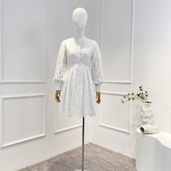 Vestidos casuais primavera no verão de alta qualidade 2023 elegante bordado oco com cintura alta A-line Pullover branco Mini vestido de manga comprida para senhora