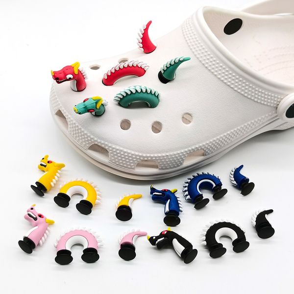 Parti di scarpe Accessori 1 Set Spoof Cartoon China Dragon PVC Hole Charms DIY Funny Fit Croc Snake Decorazioni Fibbia Regalo unisex 230503