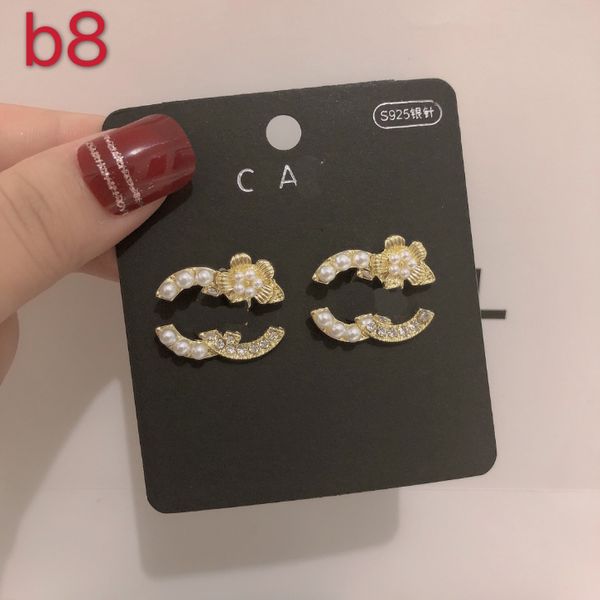 Brincos de pérolas de designer Girl Charme 18K Presentes de jóias com banheiros dourados adoram brinco de flores Mulheres românticas jóias Novo estilo Brincos de luxo Jóias de luxo