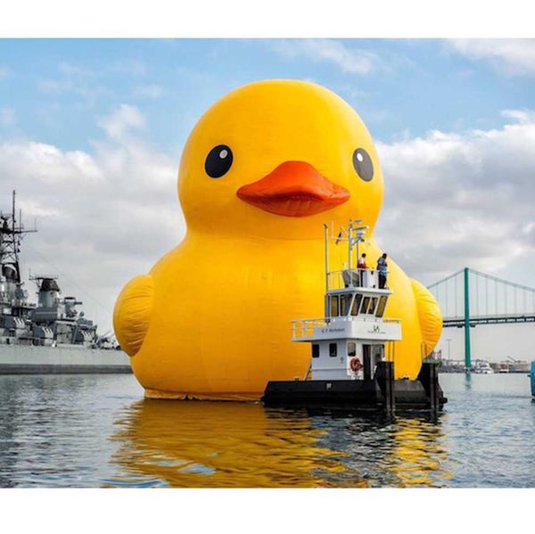 8 m Wasserwerbung im Freien, aufblasbare gelbe Ente, riesiges luftdichtes PVC-Gummi-Tierspielzeug für schwimmende Schwimmbecken, Handelsförderung auf dem Seeweg, nur in den USA