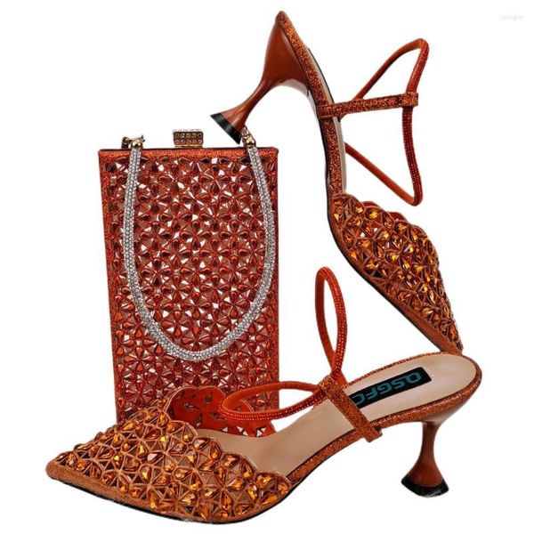 Scarpe eleganti Set africani Arancione Design italiano e set di borse abbinate Donne nigeriane Tacchi da 7,5 cm di bell'aspetto