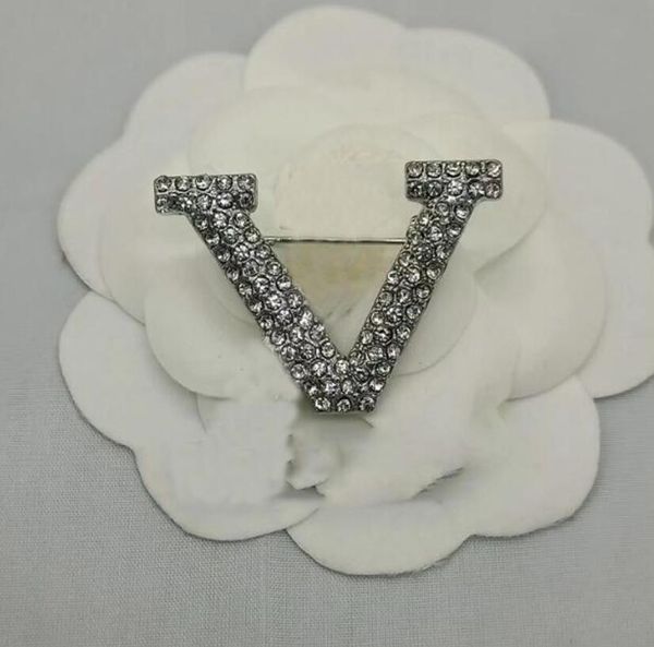19 estilo designer de luxo embutido Crystal Diamond Broches Carta da marca 18K Gold Bating Geometry Letters Alloy Brooche Clothing Suit Pin Acessórios de jóias de casamento