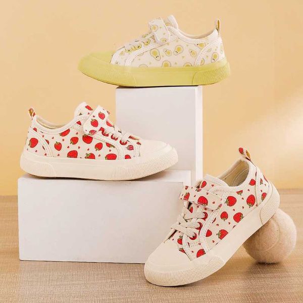 Sapatos de lona infantil de Huili ao ar livre atléticos meninas de morango sapatos de tábua fofa pequenos tênis casuais frescos AA230503