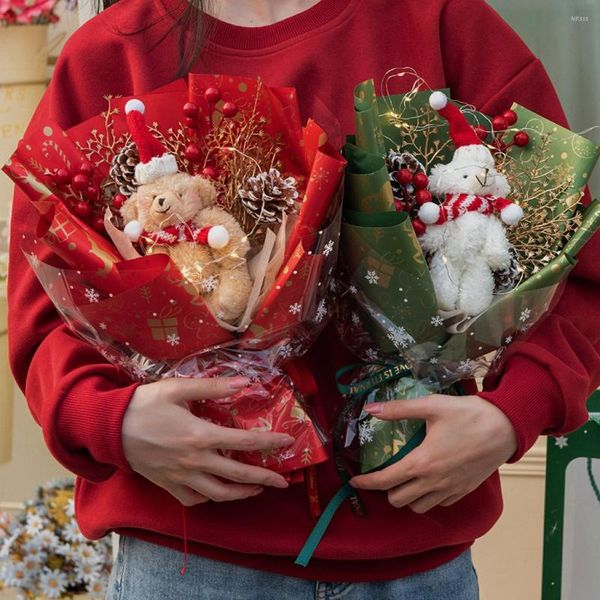 Dekorative Blumen, kreative künstliche Weihnachtshand, die Blumenstrauß hält, niedliche Bärenpuppen mit Lichterketten für den Weihnachts-Valentinstag