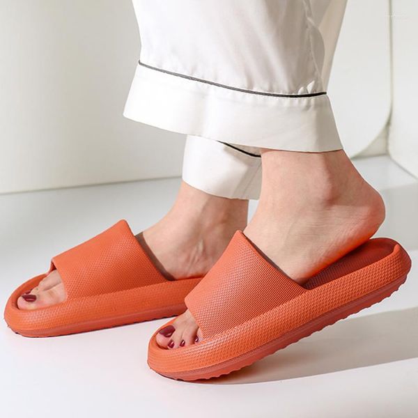 Zapatillas de plataforma gruesa para baño y hogar, verano 2023, sandalias de playa de fondo suave de EVA para mujer, chanclas antideslizantes para mujer