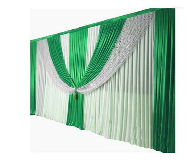 Decorazione per feste 10 piedi x 20 piedi Seta di ghiaccio bianco con sfondo di nozze verde erba Tenda da palcoscenico drappeggi con paillettes argento