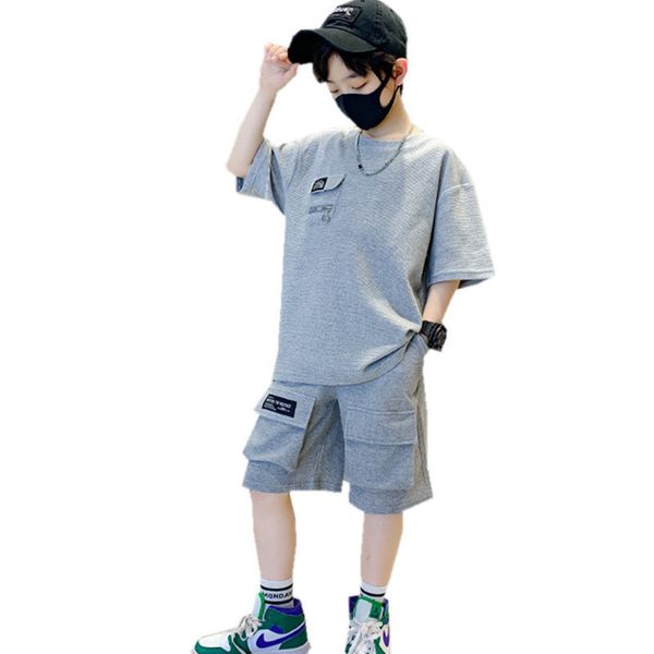 Set di abbigliamento set di abbigliamento per ragazzi, estate grigio grigio a maniche corte tshirtshorts 2pcs Nuovi bambini cool casual stile outfit sportivi sciolti 5-14 anni 230505