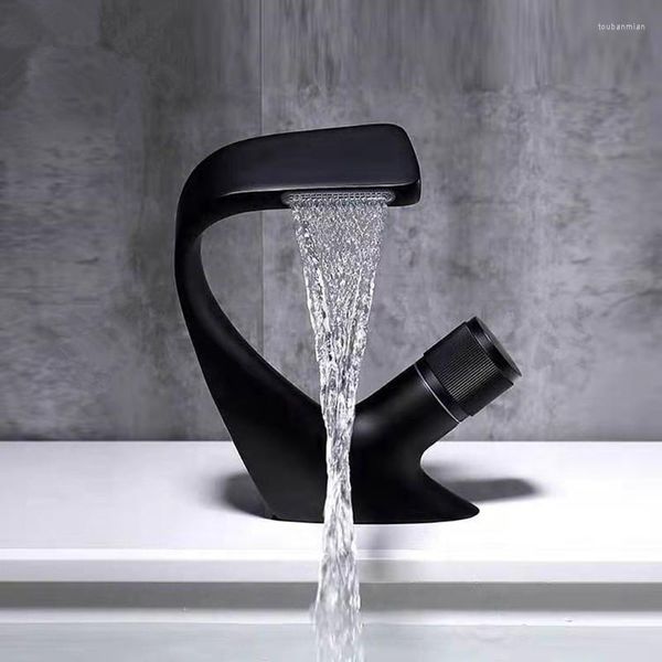 Rubinetti del lavandino del bagno Rubinetto a cascata per lavabo nero tutto rame e wc freddo