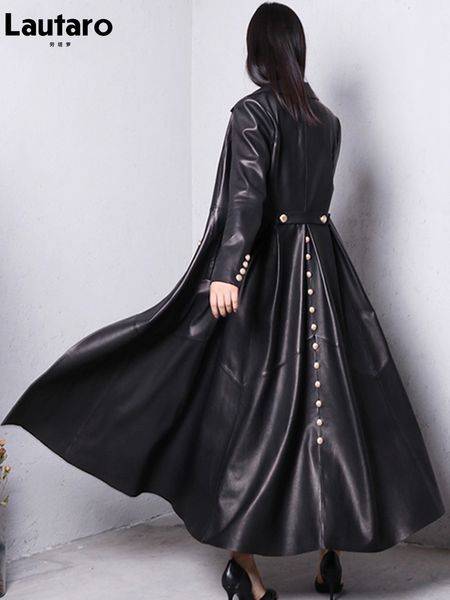 Jaquetas femininas Lautaro outono longo contornado vermelho preto falso couro trench coat para mulheres duplo breasted elegante moda de luxo 4xl 5xl 6xl 7xl 230505