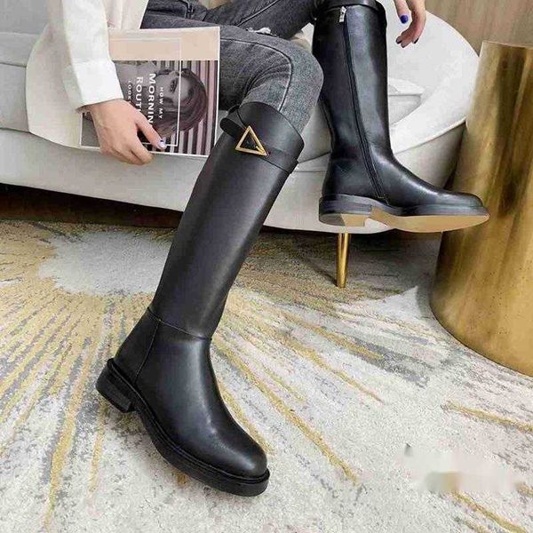 Yüksek kaliteli inek derisi diz botları siyah gerçek deri düz topuklu üçgen kuşak uzun bot kadın tasarımcısı kış ayakkabıları